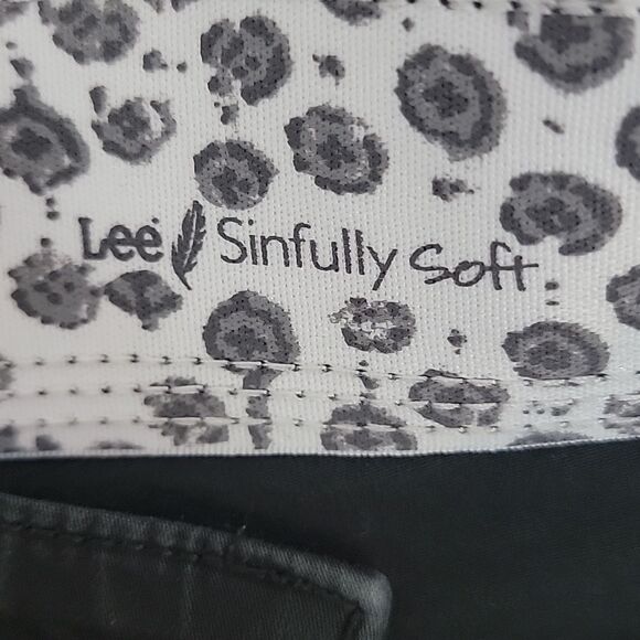 Lee black cargo shorts sinfully soft Women's Size 10 - Picture 8 of 11